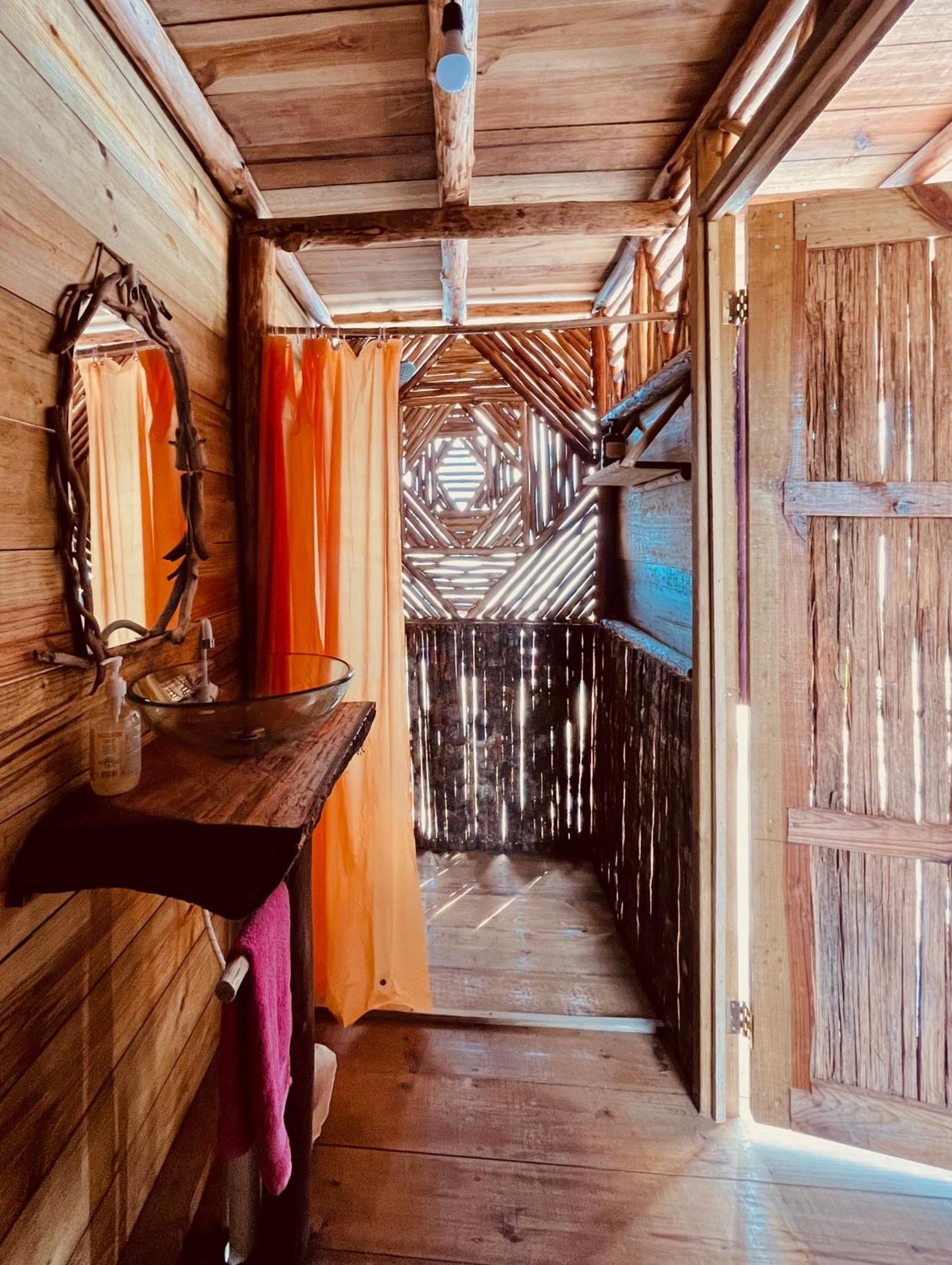 Urraca Monkey Island Eco Resort (Adults Only) Punta Laurel ภายนอก รูปภาพ